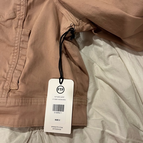 ***NWT*** Cropped Puff Sleeve Denim Jacket 💟 - Picture 6 of 6